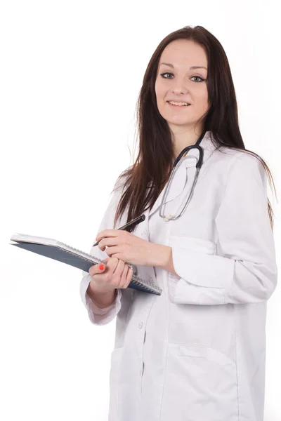 Стоячая женщина-врач со стетоскопом — стоковое фото