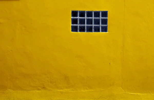 Sfondo da alto muro di pietra giallo dettagliato — Foto Stock