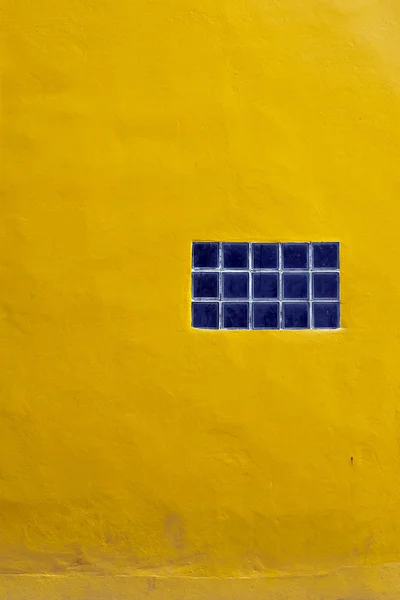 Sfondo da alto muro di pietra giallo dettagliato — Foto Stock