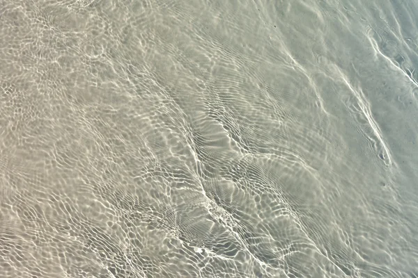 Eau de mer bleue avec reflets solaires — Photo