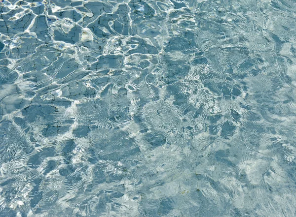 Güneşin yansıttığı güzel, berrak havuz suyu. — Stok fotoğraf