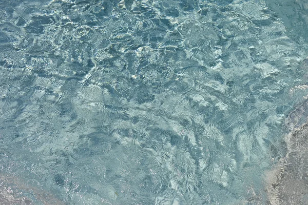 Schönes klares Poolwasser, das sich in der Sonne spiegelt — Stockfoto