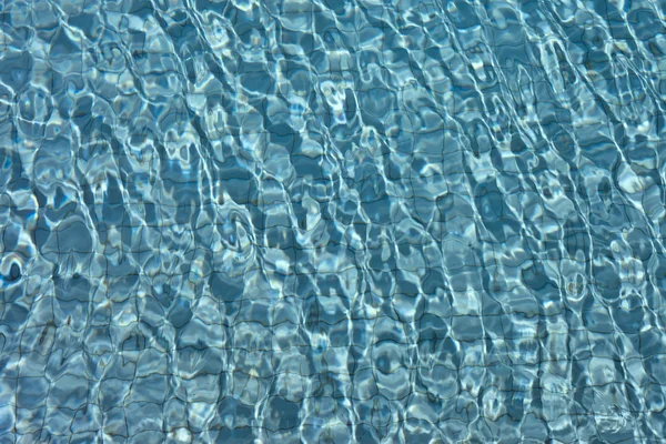 Bela água da piscina clara refletindo no sol — Fotografia de Stock