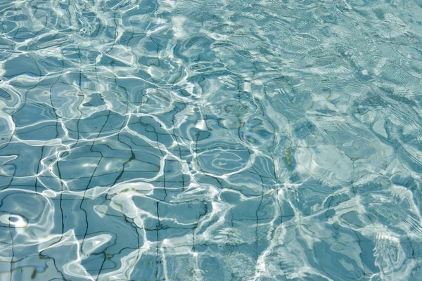 Najpiękniejsza czysta woda w basenie odbija się w słońcu — Zdjęcie stockowe