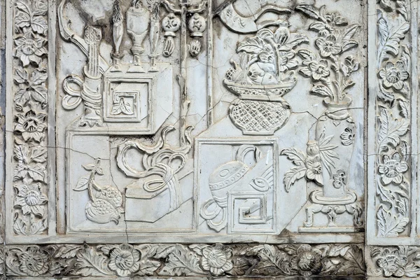 Stuc blanc, style thaï sur le mur — Photo
