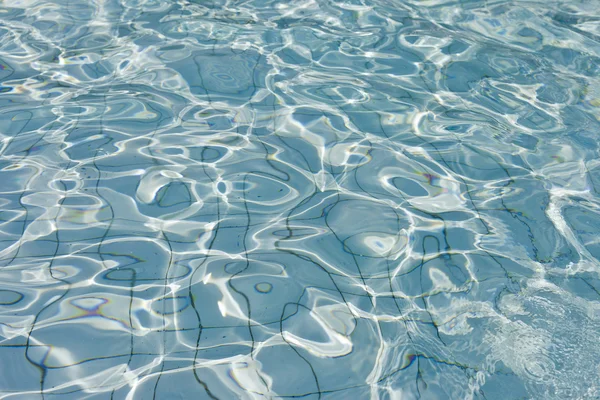 Όμορφο καθαρό νερό της πισίνας αντανακλά στον ήλιο — Φωτογραφία Αρχείου