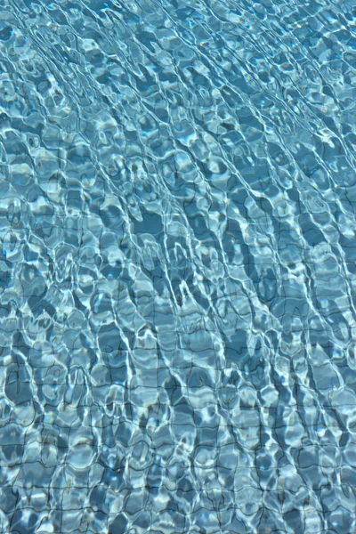 Bella acqua limpida piscina che si riflette al sole — Foto Stock