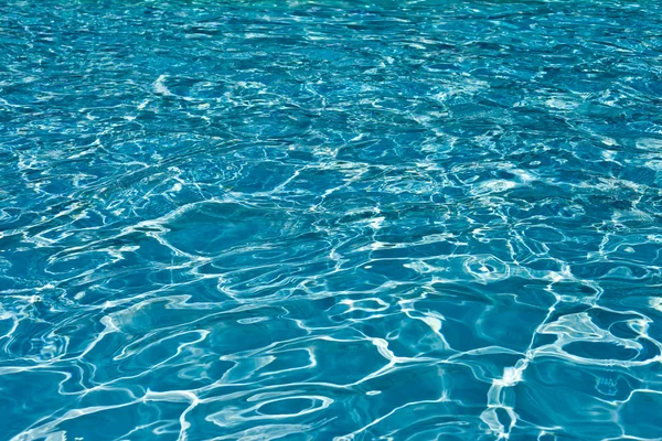 Vacker klar pool vatten reflekterar i solen — Stockfoto