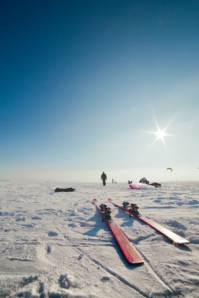 El primer plano de los esquís y la persona a la distancia — Foto de Stock