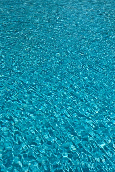 Красивая чистая вода у бассейна, отражающаяся на солнце — стоковое фото