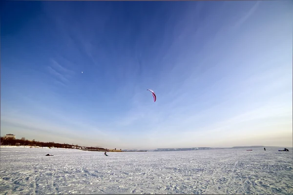 风筝在结冰的湖面上滑雪 — 图库照片