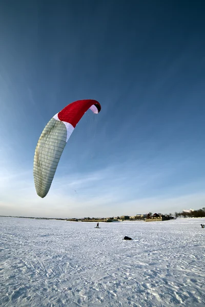 风筝在结冰的湖面上滑雪 — 图库照片