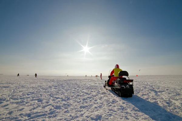 Motoslitta su un bellissimo paesaggio invernale — Foto Stock