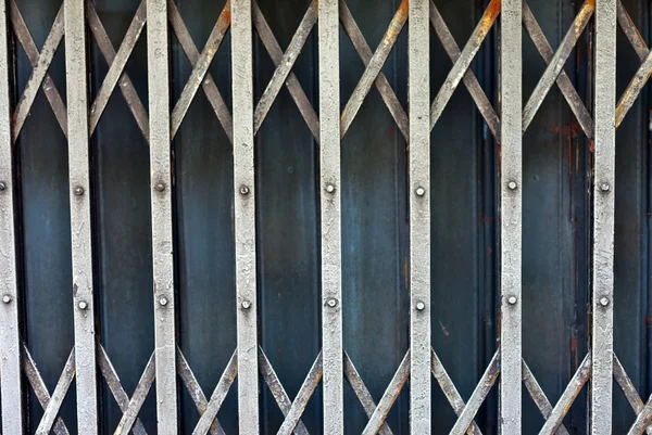 Verlichte grunge metalen deur samenvouwen — Stockfoto