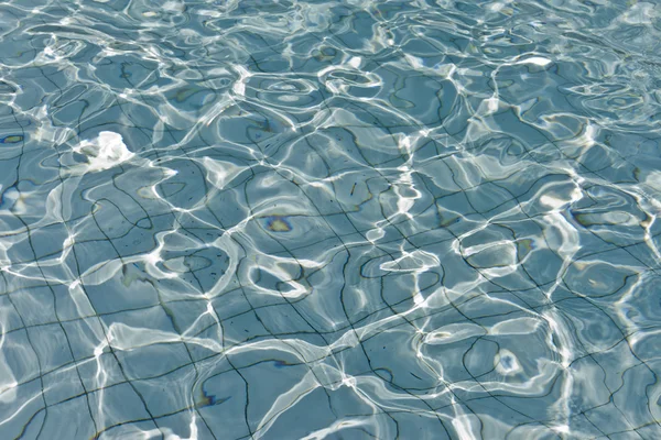 Bella acqua limpida piscina che si riflette al sole — Foto Stock