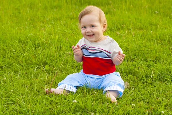 草の上に座っての赤ちゃん — ストック写真