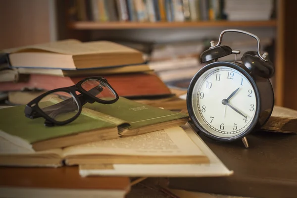 Kitaplar ile masa saati — Stok fotoğraf