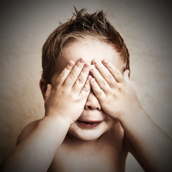 Küçük çocuk portresi elleriyle gözlerini kapattı — Stok fotoğraf