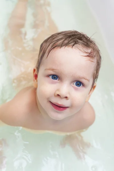 Bébé prenant un bain et nageant sur la poitrine — Photo