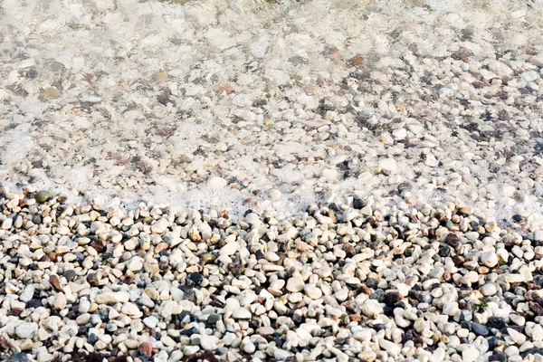 O grămadă de pietricele sub apă de mare — Fotografie, imagine de stoc