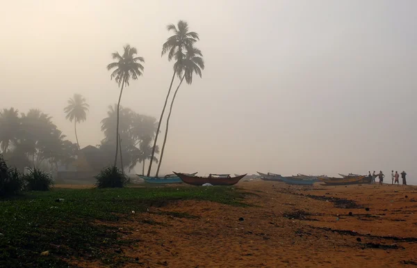 Village de pêcheurs au Sri Lanka par une matinée brumeuse — Photo