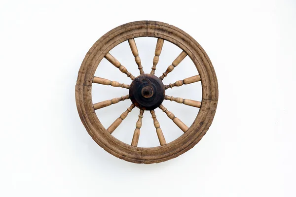 Винтажное вращающееся колесо на белой стене — стоковое фото