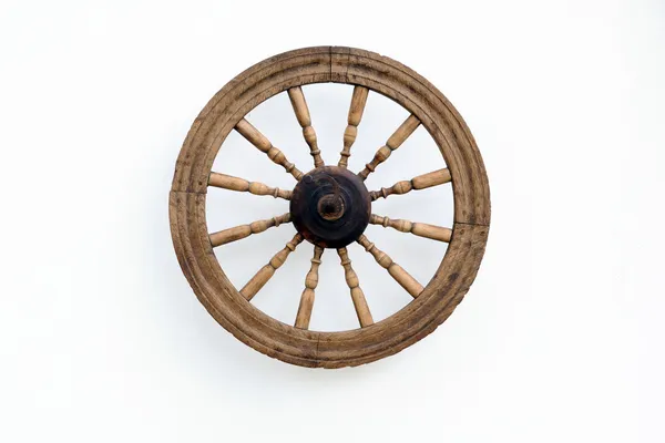 Oldtimer-Spinnrad an weißer Wand — Stockfoto