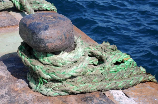 Bollard e corda no porto — Fotografia de Stock