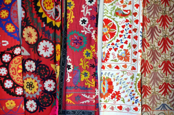 Piyasada çok renkli kumaşlar — Stok fotoğraf