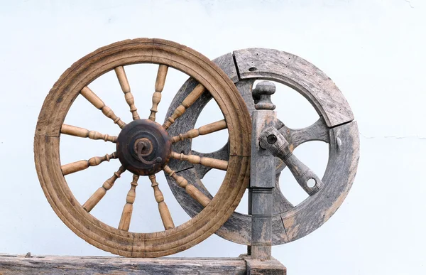Два вінтажних прядильних колеса — стокове фото