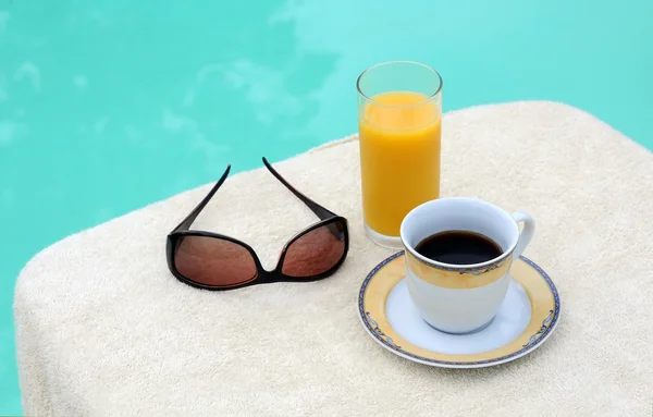Kawa, sok pomarańczowy i okulary — Zdjęcie stockowe