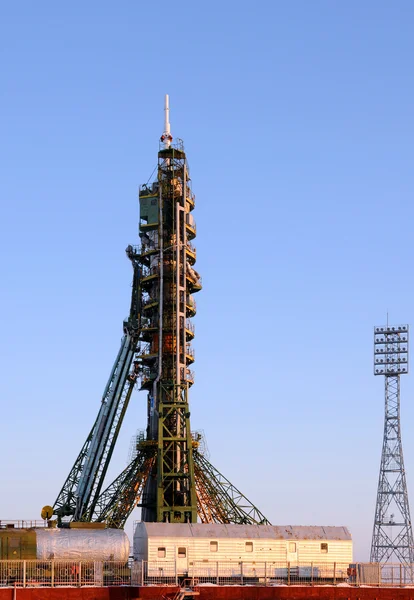 Sojoez-ruimteschip op het lanceerplatform — Stok fotoğraf