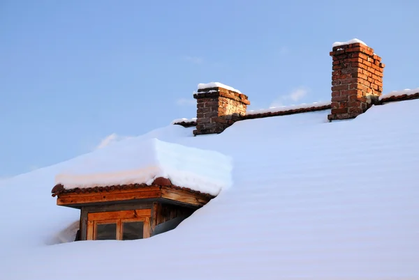 Okna na poddaszu i dwa kominy w zimie — Zdjęcie stockowe
