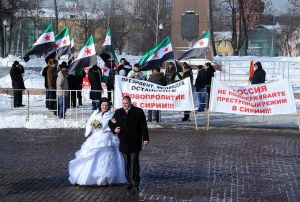 Nieuw echtpaar en Syrische demonstranten — Stockfoto