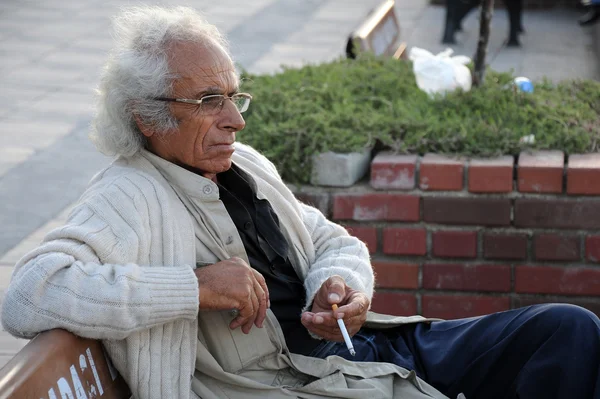 Uomo turco invecchiato con una sigaretta — Foto Stock