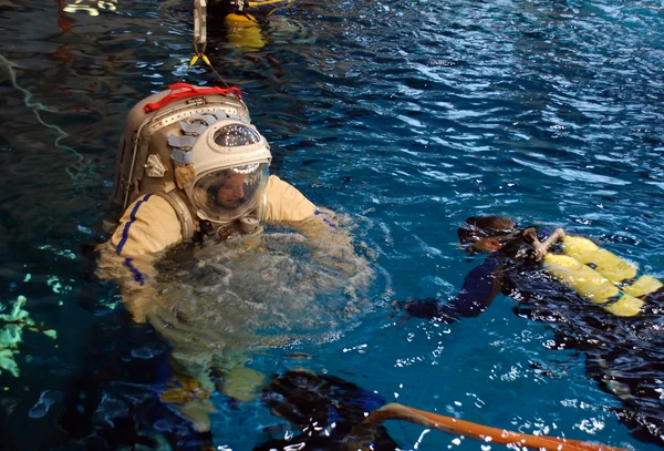 Jeff williams in het water voor ruimtewandeling opleiding — Stockfoto