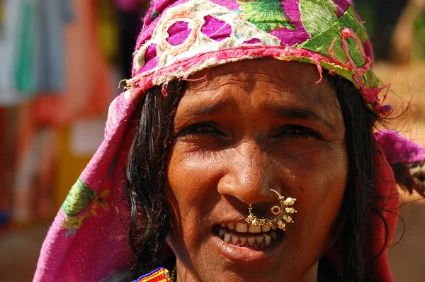 Straat portret van Indiase vrouw — Stockfoto