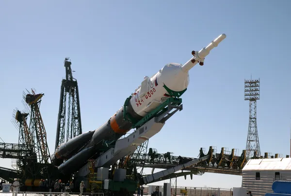 Sojuz raket erektion på lanseringen tornet Stockbild