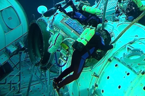Майкл Барратт готовится к выходу в открытый космос на российском гидроле — стоковое фото