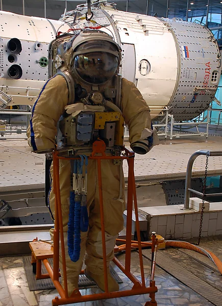 Tuta spaziale Orlan di fabbricazione russa per passeggiate spaziali — Foto Stock
