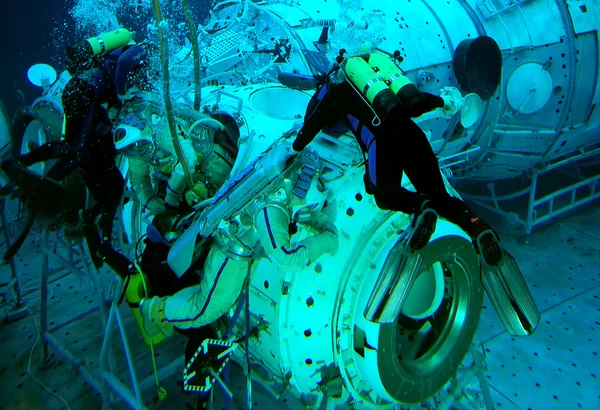 Entrenamiento de caminata espacial en el agua — Foto de Stock
