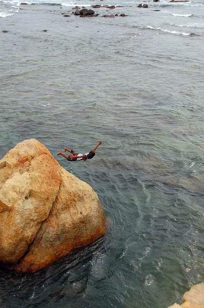 Saltar de la roca — Foto de Stock