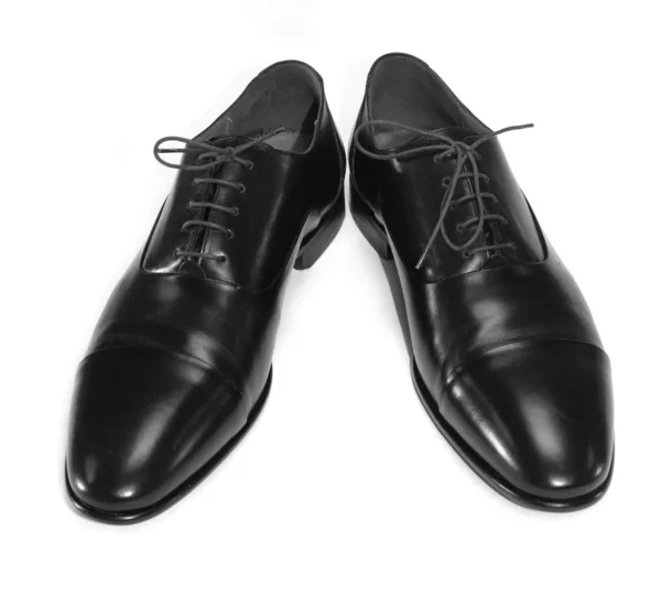 Par de sapatos pretos masculinos isolados em fundo branco — Fotografia de Stock