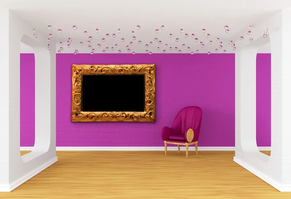 Galeriesaal mit lila Stuhl und kunstvollem Gestell — Stockfoto