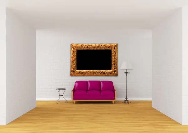 Sofá púrpura, mesa y lámpara estándar con marco adornado en la galería —  Fotos de Stock