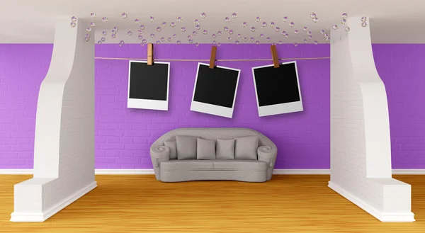 Galeriesaal mit grauem Sofa und Fotorahmen am Seil — Stockfoto
