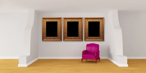 Moderní pokoj s fialovým křeslo a fotorámečky je — Stock fotografie