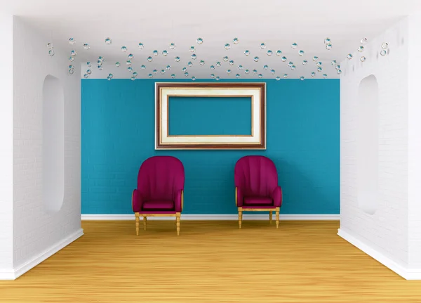 Зал галереи с фиолетовыми креслами — стоковое фото