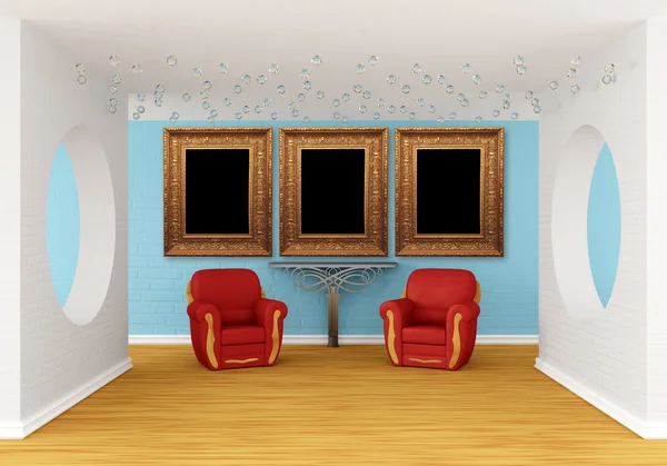 Зал галереи с красными стульями и металлическим столом — стоковое фото