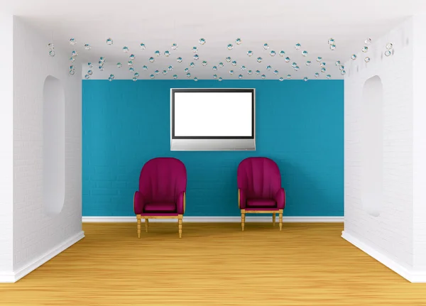 Зал галереи с фиолетовыми креслами и телевизором с плоским экраном — стоковое фото